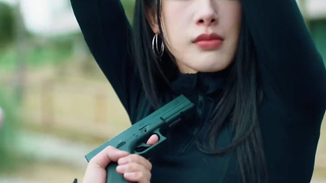 嚣张的毒贩拿着真理 在女警身上肆意游走 #高分电影 #我的观影报告 #影视剧剪辑 #影视剧名场面 #