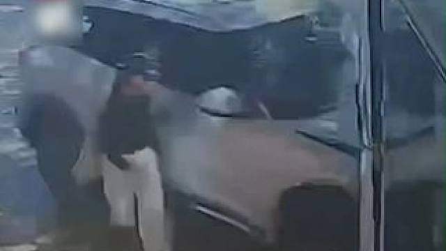 惊魂瞬间！巴西女子人行道上休息 失控汽车冲来仅差几厘米撞上