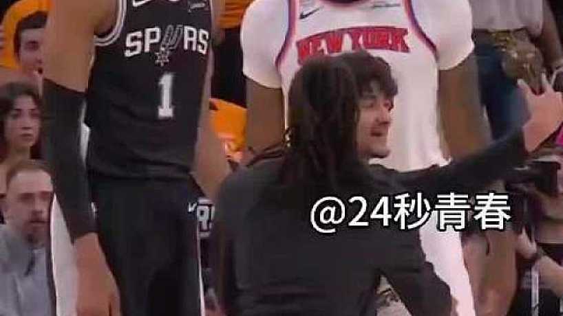 在比賽中，一位熱情的球迷沖入場內(nèi)，與文班合影留念，米羅表現(xiàn)出一副震驚的樣子！（視頻來自24秒青春）