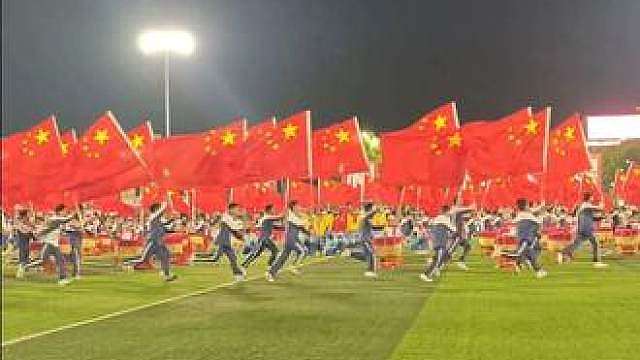 红旗招展，热血沸腾，村超全场万人齐唱《走进新时代》全场沸腾