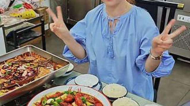 瑞虹新城吃饭人均只要30多 小龙虾烤鱼吃饱又吃好