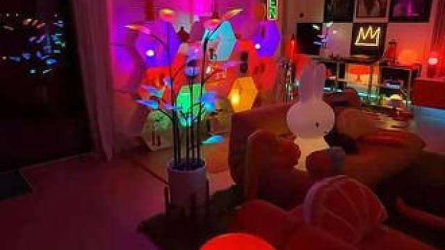 艺术家设计的作品 欢迎来到今天的JOJO设计 这个叫曲面反画
学名叫：圆柱面畸形透视
土耳其蛋壳艺术家苏拉雅
她擅长在鸵鸟蛋壳天然的空间感进行绘画创作
哈尔的移动城堡
家居博主埃文·卡贝尔
专注打造充满活力的多巴胺风格家居空间
艺术家沃纳·布朗克霍斯特
为2026年世界杯精心创作了这幅作品
来自48个国家的48位球员被
巧妙地融合在同一张画布上
每一笔都凝聚着对足球盛会的期待与热爱
若想拥有视频中