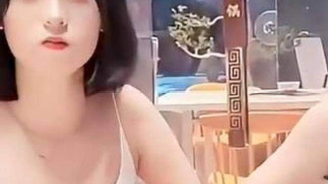 张开朗带妹子吃饭，遇到醉汉挑事情，一招就让对方不说话了