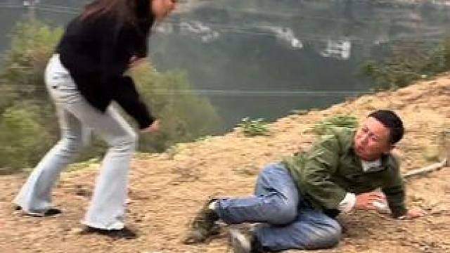 你不问青红皂白就打啊！
