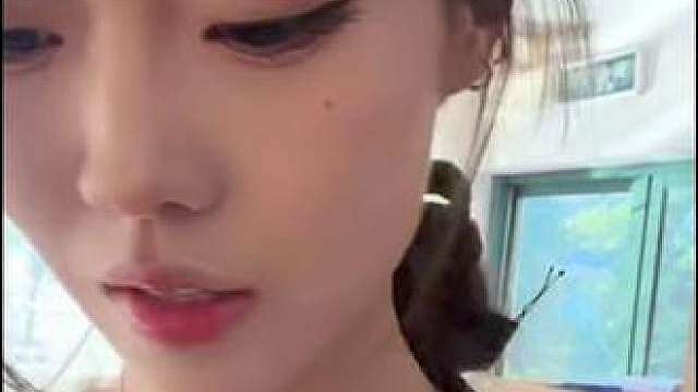 树哥把图腾搭在猫姐肩膀上