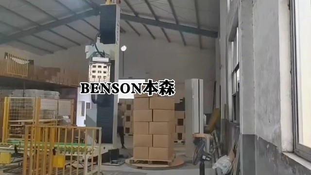 立柱箱装码垛机器人调试圆满完工！箱体自动上料、定位码垛，堆垛整齐稳固，替代人工高强度码箱，省时省人工