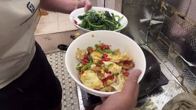 辣椒荷包蛋，蒜蓉红薯叶