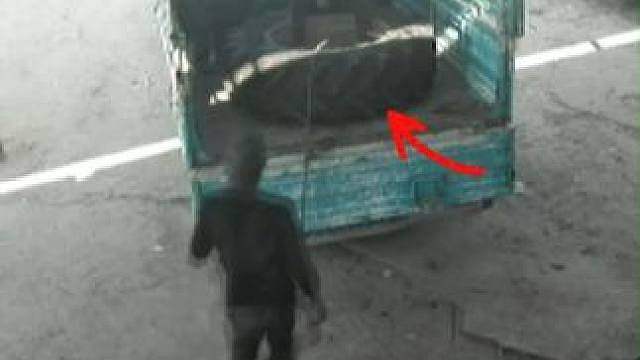 车斗内轮胎充气时突发爆炸 致两人受伤痛苦倒地