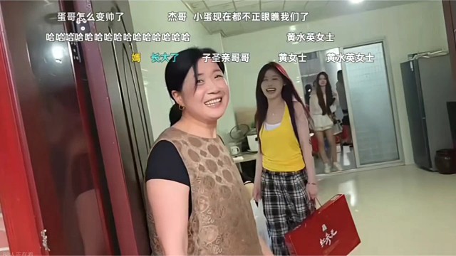 黄水英女士见到小小怪的反应