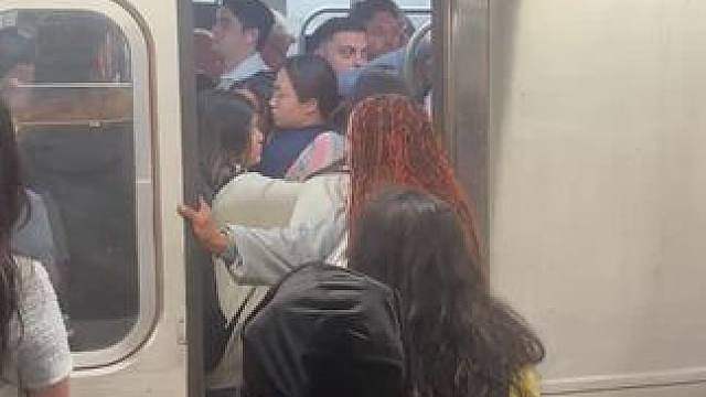 一个黑人 耽误了整辆地铁乘客 上班迟到