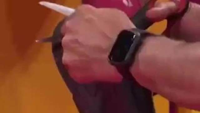 牙买加选手球鞋破损 异国教练脱鞋相送显体育精神