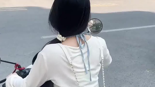 什么眼神呀，我这穿搭看上去像跑摩的的吗？