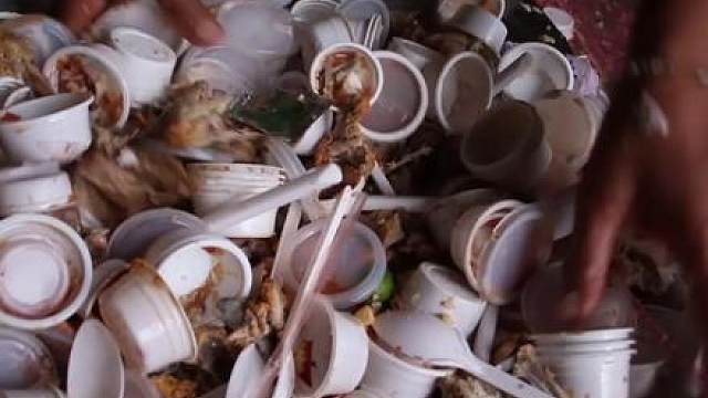 他们把垃圾堆里捡回来的鸡骨，用油锅炸至金黄，做成贫民窟美食