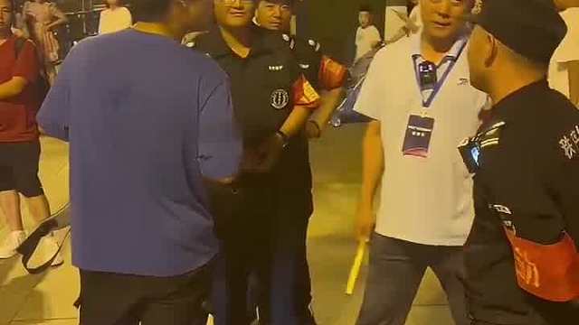 在奥帆海洋文化旅游区，管理大爷阻止男生卖小玩具，双方发生冲突 。这事你怎么看？