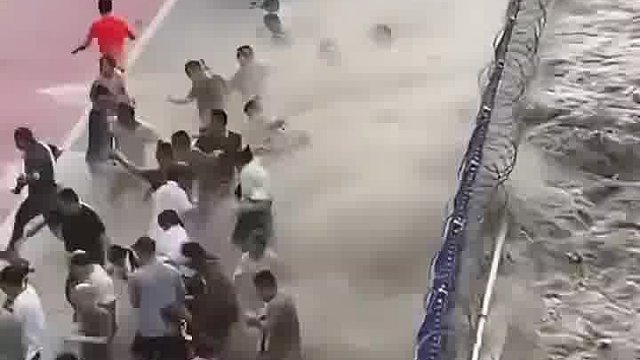 背包的那个男的好像护错女朋友了