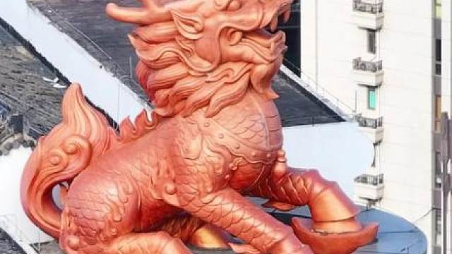 广西一老板，竟然花了1.4亿在百米高楼顶部建造两座四合院