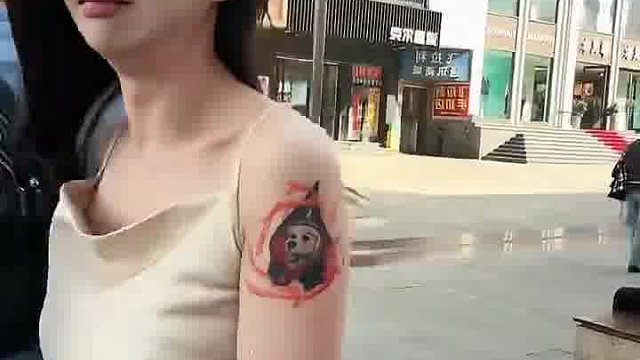 不是，她怎么不理我啊？