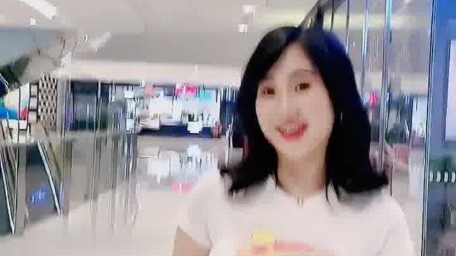 她换衣服的瞬间，谁能截个图