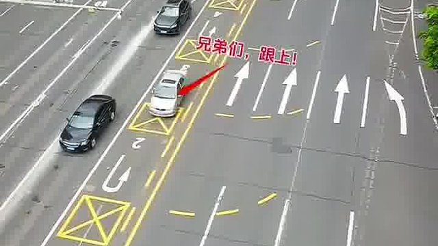 串联式掉头，你会走吗？可六辆车同步掉头，很多老司机都蒙圈