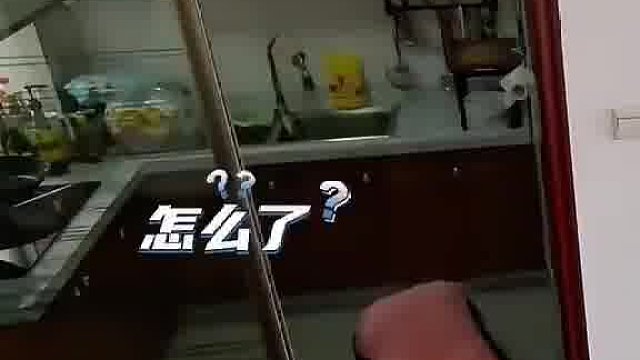夫妻俩不在一个频道却对答如流，一个做饭 一个游戏。网友：你个老6 真是坑队友