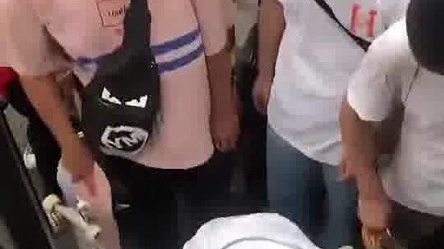 司机师傅在下面跳了2个多小时还没上车呢