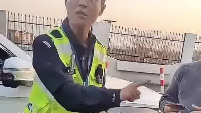 这才是中国人民群众的好交警
