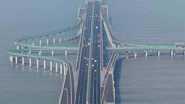 眼前所看到的就是耗资200亿，耗时5年建成的杭州湾跨海大桥