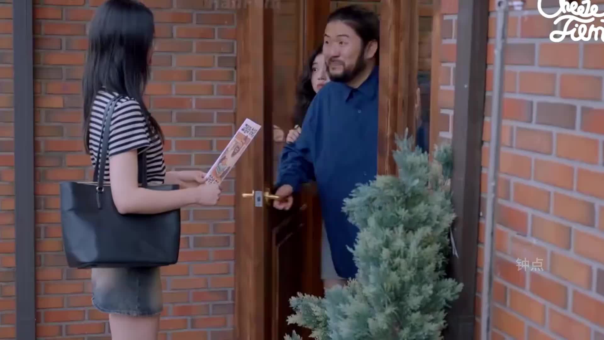 寄宿屋又多一位美女，还扬言要给男人搓背