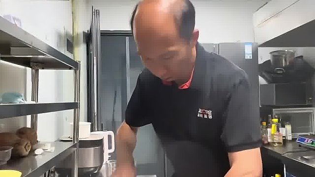 大哥展示高超刀工，网友：看发型就是个强者！