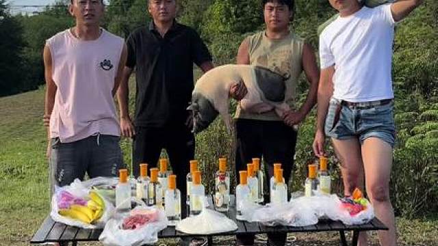 兄弟们，又是无聊的一天，今天又来户外安排个烤全猪！还有竹筒饭！