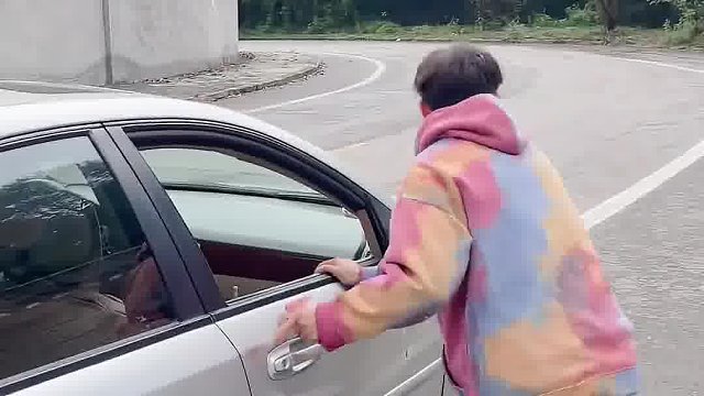 本以为是溜车了，没想到是在推车，好心帮倒忙！