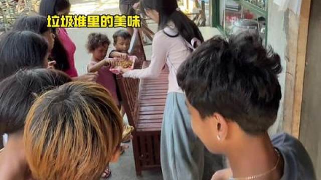 在菲律宾，竟然有一群生活在垃圾场里的人！今天我来到马尼拉的“二手炸鸡”贫民窟，在那些陌生的甚至曾经带着偏见的角落，直至我亲身经历，才知道世界不仅仅是别人倾诉的样子