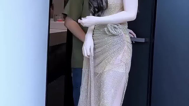 站在男厕门口拍什么？