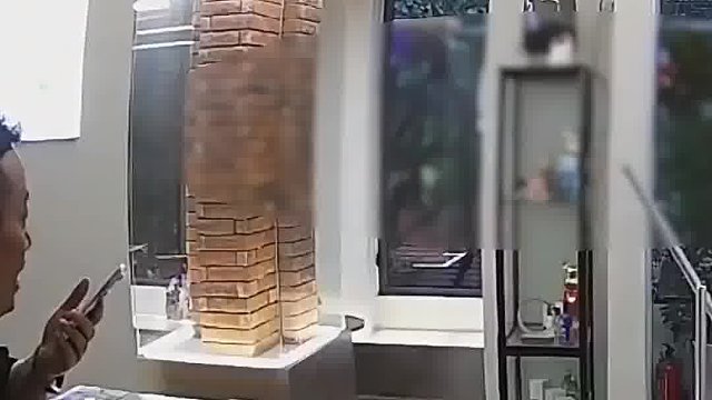 14岁小男孩独自去理发店 老板暖心提醒价格高 与其妈妈沟通 网友：老板有格局