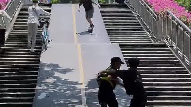 敬业的保安大哥用身子来拦截
