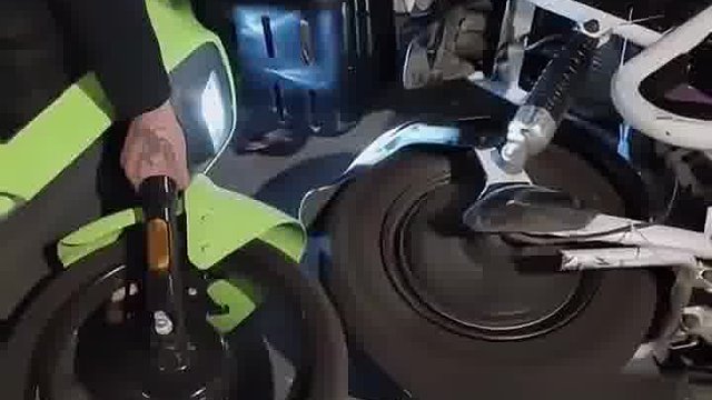 俩车车轮对着转一车的轮胎掉了，修理摩托车又学到一招