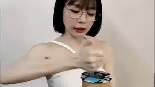 妹子教你正确插吸管，抬起胳膊那一刻，对不对的都不重要了