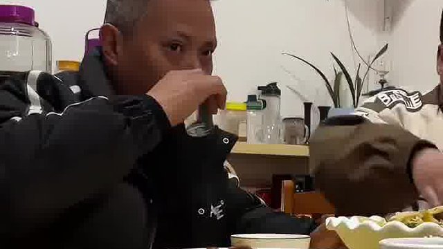 女子把爸爸的酒换成了饮料，爸爸牙都龇好了，结果味不对……
