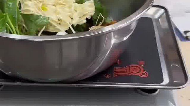 女子吃麻辣烫发现价格不对劲，试着将一根豆芽放在称上，被价格变化直接震惊