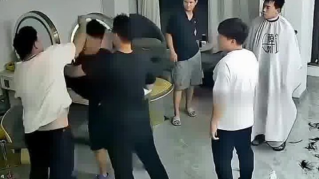 理发店内两小伙起纠纷，胖小伙直接一招抱摔，旁边小伙淡定看戏