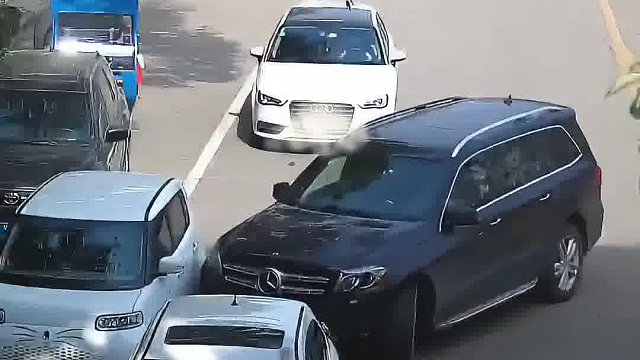 网友：这是排队干啥嘛，后面就一个车了还加塞？