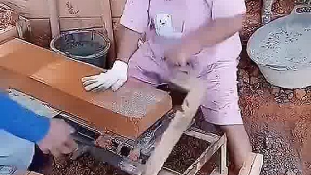切砖也得有技术，大妈真是高手在民间