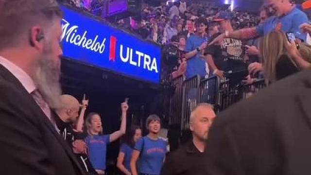 泰勒现场观战NBA总决赛G4