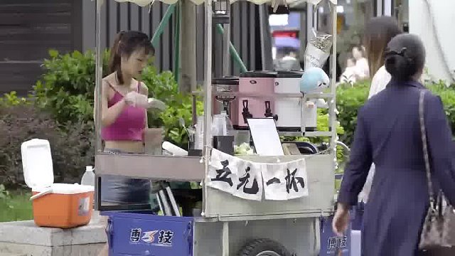 吊带美女制作好喝饮料，全程发出搞笑声音，车上的两个人快要笑疯了！