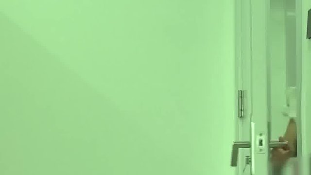以为拍到我女友的美女，偷偷出去的样子太好笑了