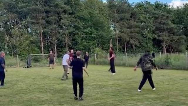 绷不住了！福登野球爆杀钓友被竖中指
