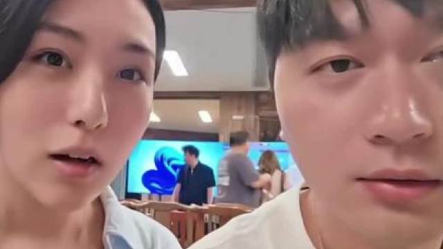 小酒窝给刚子逗乐了