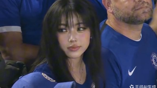 看足球比赛被抓拍了