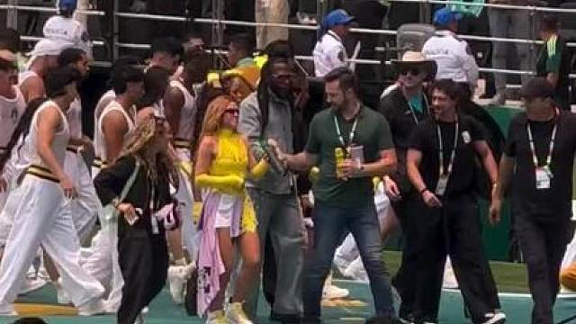 夏奇拉世界杯开幕式演出结束后与工作人员跳起了拉丁舞！
