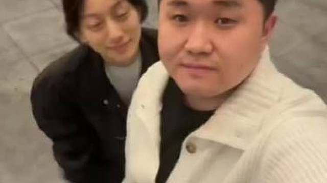 突然爆出分手消息，目前虚实难辨，从裸婚到补办婚礼，共苦多年却传分开。一年零互动、纪念日不同框，如今各